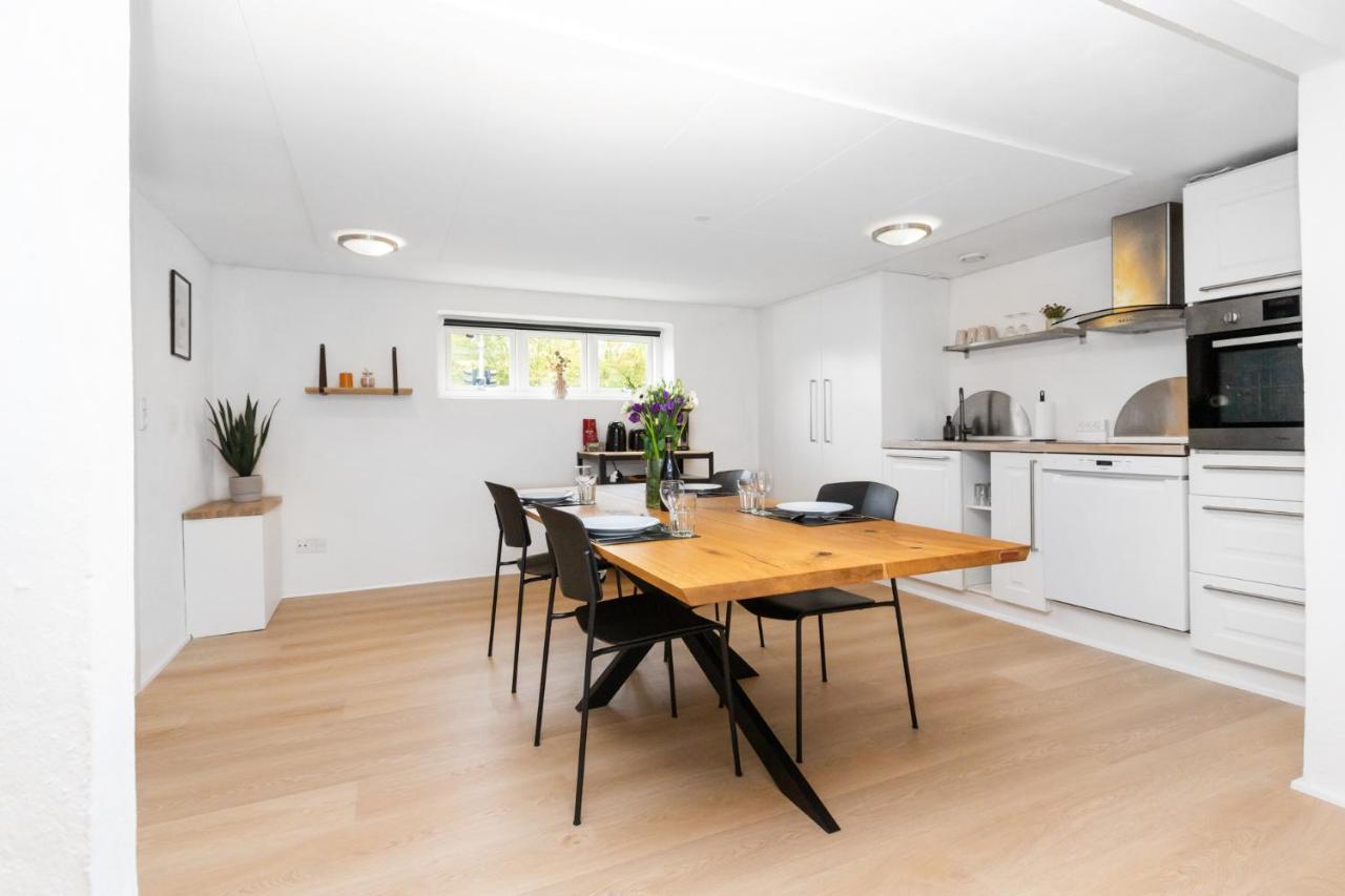 Moderne & Fuldt Udstyret Lejlighed M.Plads Til 4 Hojbjerg Екстериор снимка
